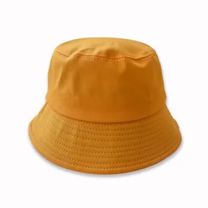 Λεπτομέρεια καπέλου bucket από πορτοκαλί βαμβάκι, κοντινό πλάνο καπέλου ηλίου, διαπνέον ύφασμα.