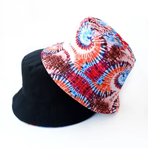 Chapeau bob réversible avec design noir uni et motif tie-dye coloré pour l'extérieur.