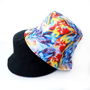 Chapeau bob réversible avec imprimé graffiti abstrait et noir uni, idéal pour la protection solaire.