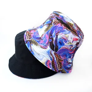 Chapeau bob réversible avec imprimé fluide abstrait et design noir uni pour un usage quotidien.