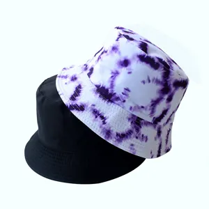 Détail du bob réversible en batik et chapeau noir unicolore pour loisirs en plein air.