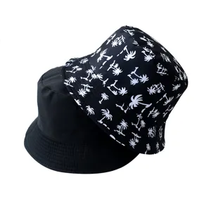 Vue détaillée du chapeau bob réversible avec côté noir uni et imprimé palmier tropical.