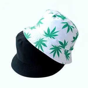 Chapeau bob réversible avec motif de feuilles vertes et design noir uni pour l'extérieur.