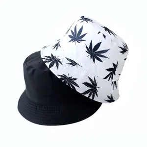 Détail de chapeau bob réversible avec motif de feuilles noir et blanc et style noir.