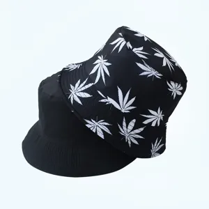 Vue detaillee de ce chapeau bob reversible imprime de feuilles, style decontracte.