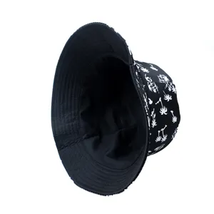 Chapeau bob réversible noir avec motif de palmier blanc pour protection solaire.