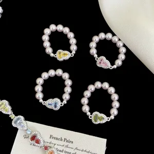 Anillo elástico de perlas coloridas con corazón de circón rosa de lujo para mujer
