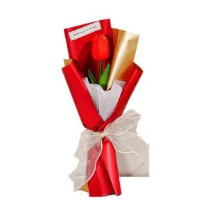 Kunstmatig rode tulp bloemenboeket cadeau met lampjes voor Valentijnsdag en lerarendag.