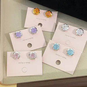Vista detallada de pendientes de botón CZ corte rosa en varios tonos de piedras preciosas.