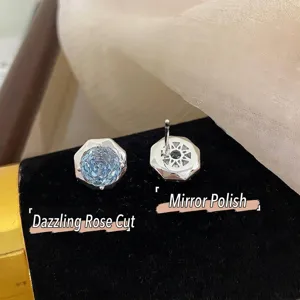 Pendientes hexagonales de plata con circonita azul corte rosa y acabado de espejo pulido