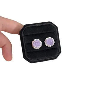 Elegantes pendientes de circonita púrpura con corte de rosa en caja de terciopelo negro