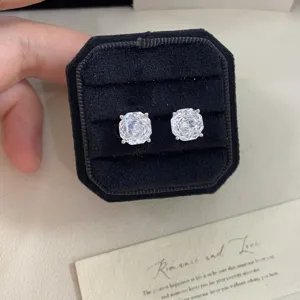 Eleganti orecchini a lobo in zirconia taglio rosa presentati su una scatola di velluto
