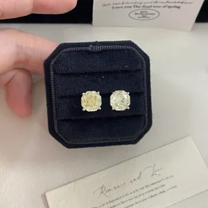 Eleganti orecchini a lobo in zirconia cubica presentati in una lussuosa scatola di velluto