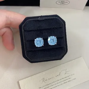 Eleganti orecchini a lobo in zirconia azzurra taglio rosa in una scatola di velluto nero