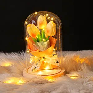 Vista detallada de la lámpara de cúpula de vidrio de tulipán con luces LED cálidas