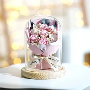 Hermoso ramo de rosas de jabón preservadas en cúpula de cristal con base de madera