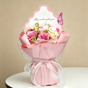 Kunstmatige zeep roos bloemenboeket geschenkdoos met vlinderkaart voor mooie Valentijnsdag.