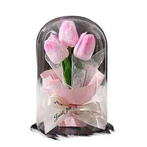 Elegante lámpara de flores tulipanes rosas en cúpula de vidrio con plumas