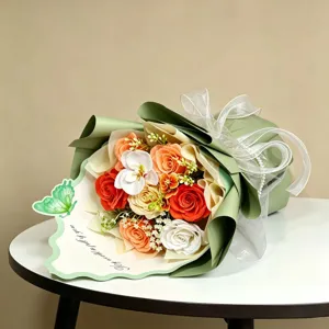 Kunstmatige zeep roos bloemenboeket met vlinder en elegante groene geschenkverpakking.