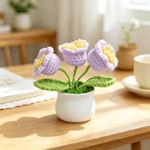Arrangement de fleurs en pot crocheté à la main avec des tulipes violettes en pot blanc