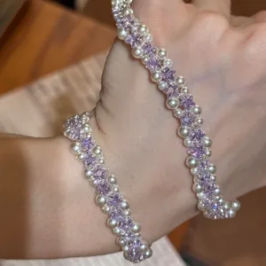 Vista macro de pulsera de doble capa estilo francés con perlas blancas y circonitas estrella