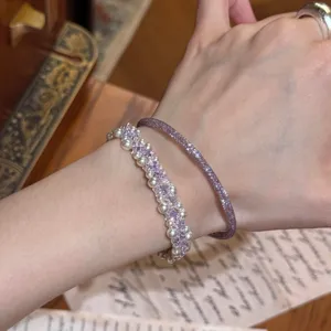 Detalle de una elegante pulsera de doble capa con perlas y circonitas púrpuras francesas