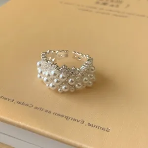Eleganter verstellbarer silberfarbener breiter Ring mit weißen Perlen und Kristallen