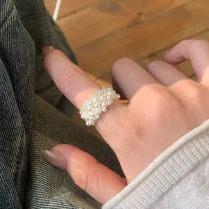 Eleganter breiter Perlenring für Damen mit mehrreihigen Perlen und verstellbarem Band