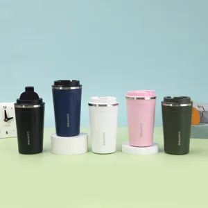 Set aus fünf bunten, vakuumisolierten Edelstahl-Kaffeebechern mit Deckeln.
