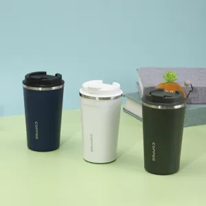 Drei Farben isolierte Edelstahl-Kaffeebecher mit Deckeln auf einem sauberen Tisch