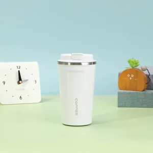 Detailaufnahme eines weißen isolierten Edelstahl-Kaffeebechers auf einem bunten Schreibtisch