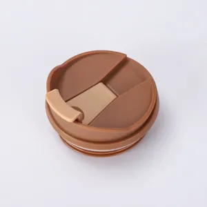 Detailansicht des braunen auslaufsicheren Klappdeckels mit Silikondichtung für Kaffeetassen