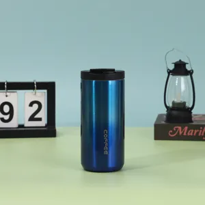 Edelstahl Vakuum isolierter Kaffeebecher mit metallic-blauer Oberfläche und Trinkdeckel.