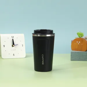 Schwarzer 304 Edelstahl Isolier-Kaffeebecher mit matter Oberfläche im Lifestyle-Ambiente