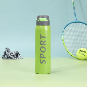 Borraccia sportiva verde in acciaio inox con scritta SPORT e dettaglio del tappo a scatto