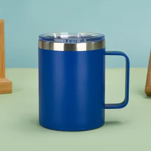 Dettaglio di una tazza termica blu da 14oz in acciaio inox con manico e coperchio chiaro.