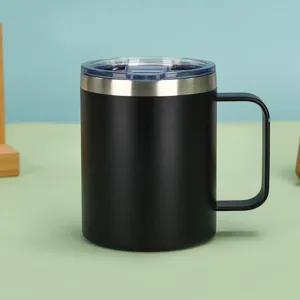Vista dettagliata della tazza in acciaio inossidabile nero opaco 14oz con manico e coperchio