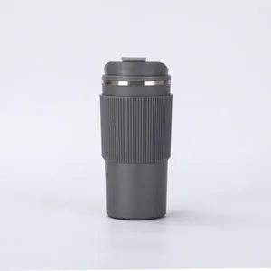 Detailansicht eines grauen isolierten Kaffeebechers aus 304 Edelstahl mit gerippter Silikonhülle.