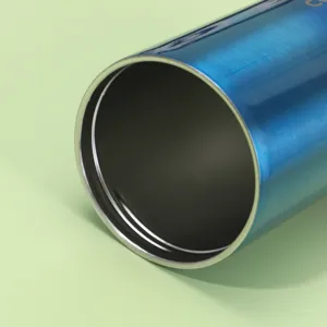 Blauer edelstahl vakuum isolierter trinkbecher rand innenseite detail nahaufnahme