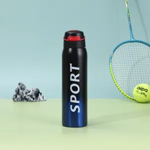Borraccia sportiva in acciaio inox sottovuoto sfumato blu e nero su superficie verde