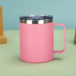 Dettaglio di tazza termica da 14oz in acciaio inox rosa con manico e coperchio