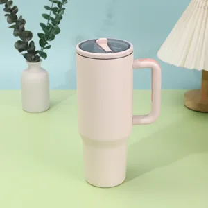 Edelstahl 40oz Thermobecher mit Henkel und Strohhalmdeckel Detailansicht für den Alltag