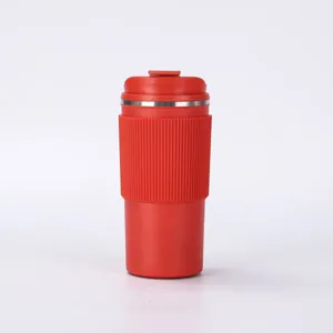 Roter isolierter 304-Edelstahl-Kaffeebecher mit Silikonhülle und Klappdeckel-Design