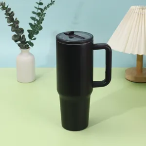 Schwarzer 40oz Edelstahl Becher Detailansicht mit komfortablem Griff und Deckel in Szene.