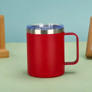 Dettaglio di una tazza termica in acciaio inox rosso da 14 oz con manico e coperchio