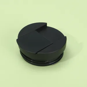 Schwarzer Kunststoff Deckel fuer Thermosbecher, auslaufsicherer Ersatz fuer Kaffeebecher.
