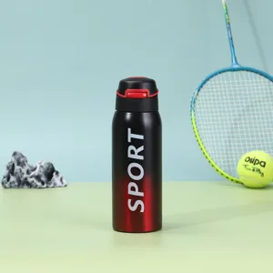 Dettaglio della borraccia sportiva in acciaio inox 304 con scritta sport e tappo.
