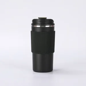 Schwarzer vakuumisolierter 304 Edelstahl-Kaffeebecher mit strukturierter Silikonhülle