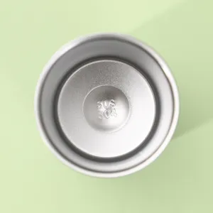 Detaillierte Draufsicht auf den inneren Edelstahl 304 der isolierten Kaffeetasse