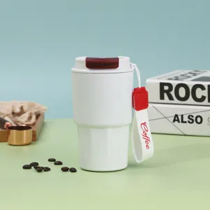 Tazza da caffè isolata in acciaio inox con coperchio intelligente e cinturino.